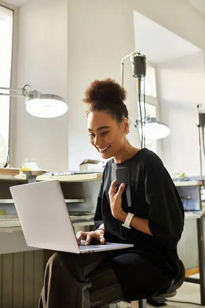 Une jeune femme sourit en s'engageant dans la conception de bijoux, entourée d'outils et de matériaux. — Photo de stock