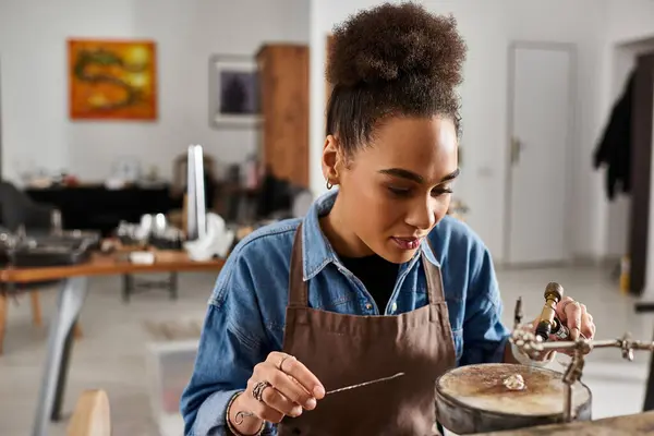 La talentueuse femme crée de belles pièces avec précision dans son atelier de bijoux artistiques. — Photo de stock