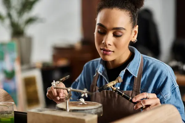 A talented woman focuses intently on creating intricate jewelry with her skilled hands — Stock Photo
