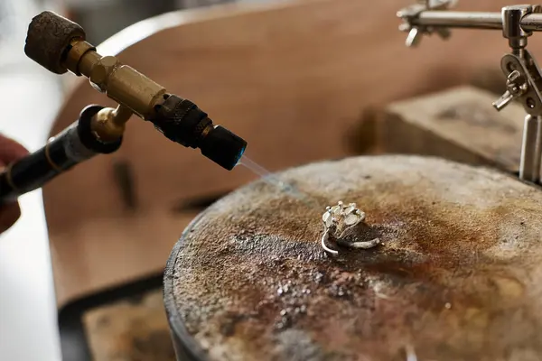 A talented craftsman skillfully shapes a stunning jewel ring in a creative workshop setting. — Fotografia de Stock