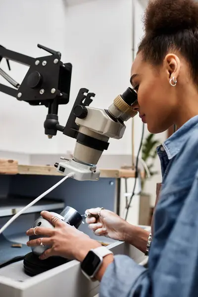 Ein geschickter Handwerker begutachtet empfindliche Juwelen genau und enthüllt komplizierte Details und Handwerkskunst. — Stockfoto