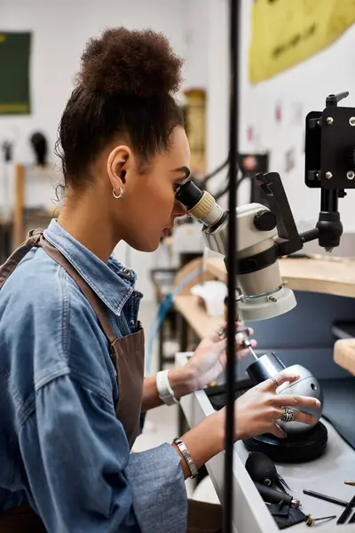 An expert craftsman focuses intently on precious gems, showcasing artistry and precision. — Stock Photo