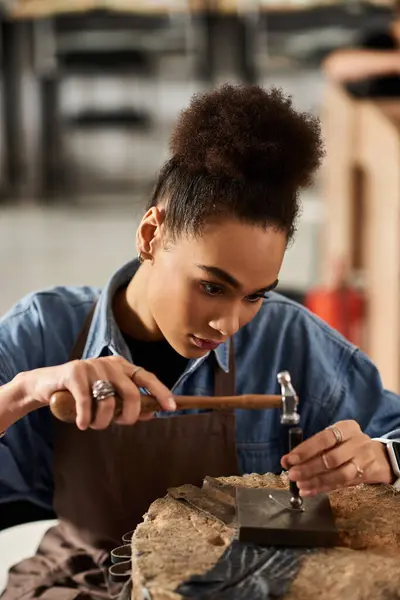 A talented woman meticulously crafts beautiful jewelry, focused on her detailed work. — Stock Photo