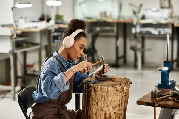 A talented designer focuses on creating stunning jewels while enjoying her craft. — Stock Photo