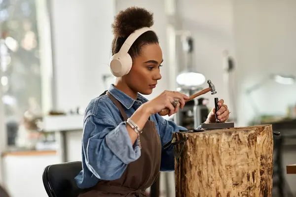 A skilled artisan crafts beautiful jewelry with traditional tools in a bright studio. — Stock Photo