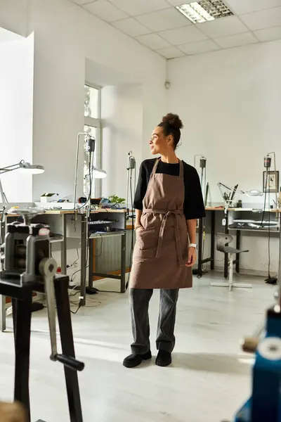 Una donna di talento si trova in un laboratorio di gioielli ben illuminato, immerso nel suo artigianato e creatività. — Stock Photo