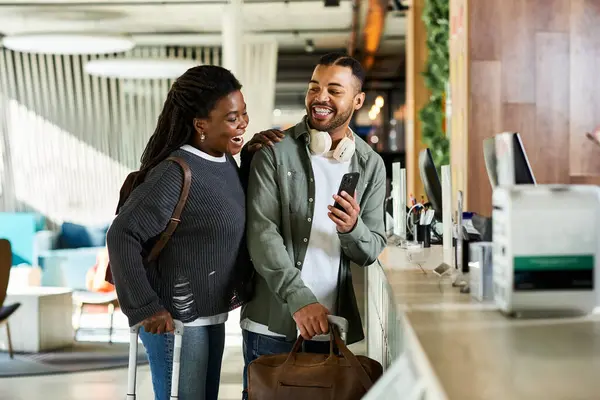 Una coppia si presenta felicemente al loro hotel, emozionata per la loro vacanza e condivide un momento gioioso insieme. — Foto stock