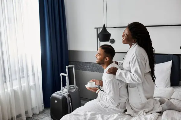 Ein junges Paar umarmt Liebe und Freude in einem stilvollen Hotelzimmer und genießt einen ruhigen Urlaub zusammen. — Stockfoto