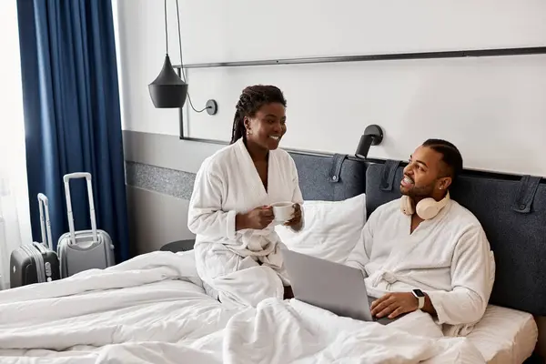 Ein entzückendes junges Paar teilt Lachen und Liebe, während es sich während seines Urlaubs in einem Hotelzimmer entspannt. — Stockfoto