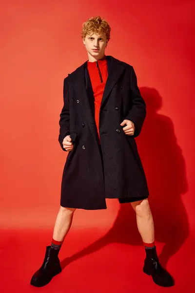 A stylish man showcases trendy holiday attire perfect for Christmas 2025. The outfit blends elegance and comfort, capturing the festive spirit of the season while enjoying the joyful atmosphere. — Stock Photo