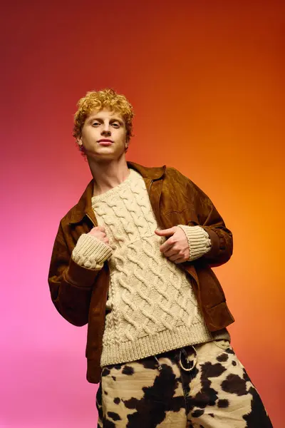 L'uomo alla moda presenta un abito alla moda perfetto per le festività natalizie nel 2025, con maglieria strutturata e pantaloni accattivanti. — Foto stock