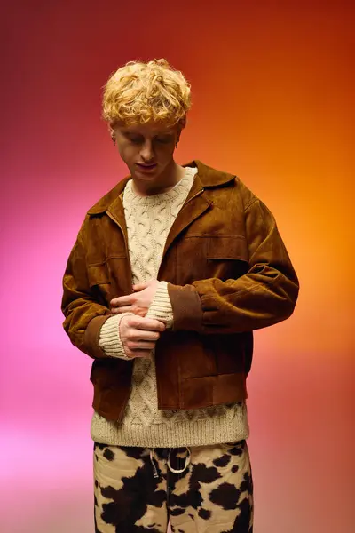 Selbstbewusst steht ein Mann in stylischer Urlaubskleidung mit Wildlederjacke und Strickpullover da. Die farbenfrohe Kulisse unterstreicht die festliche Atmosphäre, perfekt für Winterfeiern im Jahr 2025. — Stockfoto