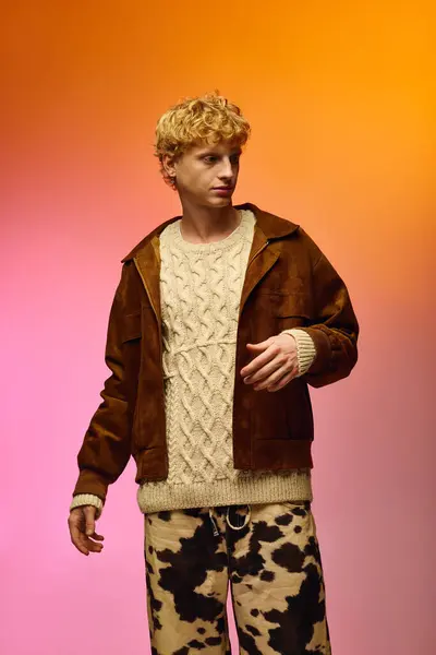Stylish Man präsentiert einen modernen Urlaubs-Look mit Strickpullover und schicker Jacke vor lebendigem Hintergrund. Perfekt für festliche Anlässe und Winterfeste, die Komfort und Flair verbinden. — Stockfoto