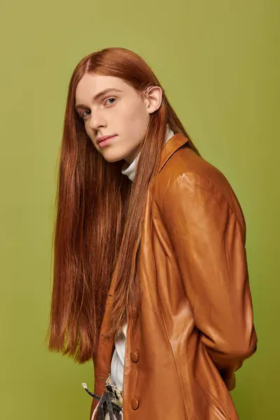 Confident young man with long red hair shows off his stylish outfit and unique look. — Stock Photo