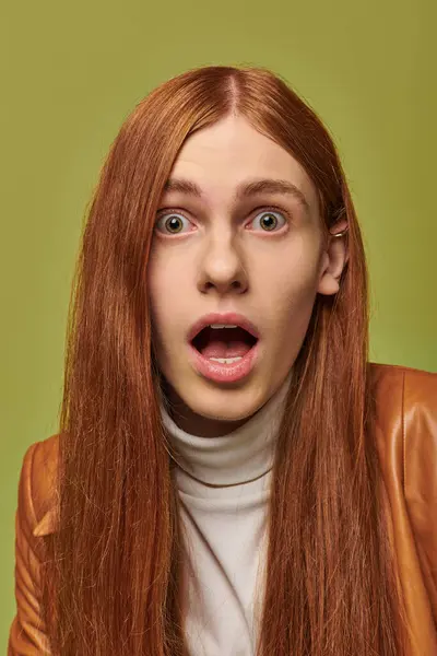 Young man expresses surprise with wide eyes and open mouth, showcasing vivid emotions. — Stock Photo