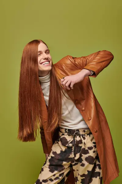 Joven emocional con el pelo largo y rojo disfruta de un momento de felicidad en un entorno animado — Stock Photo