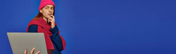 Un giovane uomo con i capelli rossi riflette profondamente, mostrando varie emozioni su uno sfondo blu. — Foto stock