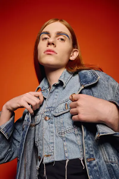 Un joven con el pelo rojo largo y llamativo muestra emociones intensas en un retrato creativo. — Stock Photo
