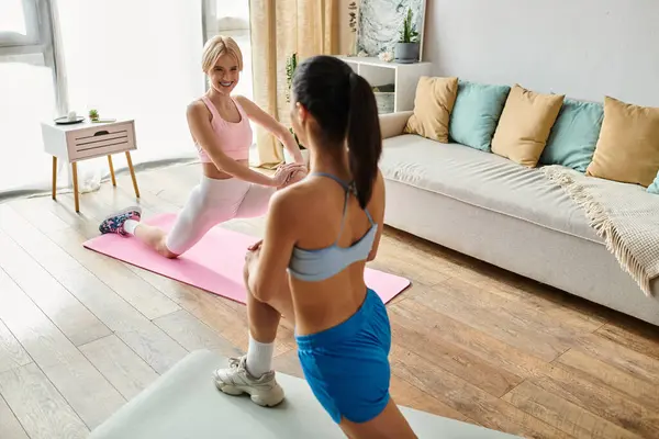 Two young women engage in a heartfelt workout, sharing smiles and motivation. — Stockfoto