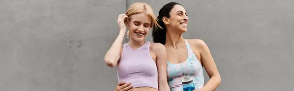 Dos mujeres comparten un vínculo amoroso mientras hacen ejercicio, irradian felicidad y se cuidan mutuamente. — Stock Photo