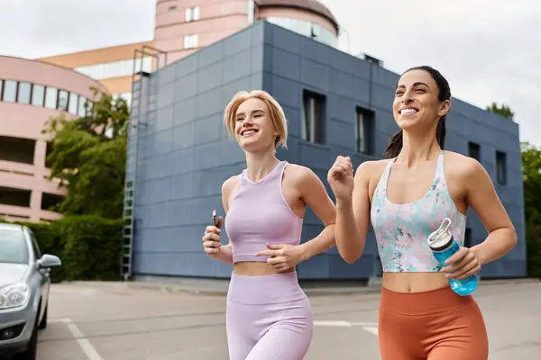 Joyeux jeune couple aime courir ensemble dans la ville, partager un moment d'amour et de joie — Photo de stock