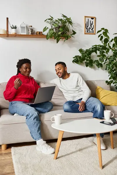 Una pareja feliz disfruta de un tiempo de calidad, sonriendo y compartiendo risas mientras trabaja en un portátil. — Stock Photo