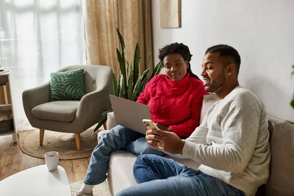 A joyful couple enjoys quality time together in their cozy living room during winter. — Stock Photo