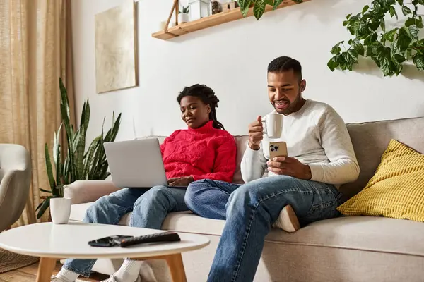 A happy couple relaxes in their living room, sharing quality time while dressed comfortably. — Stock Photo