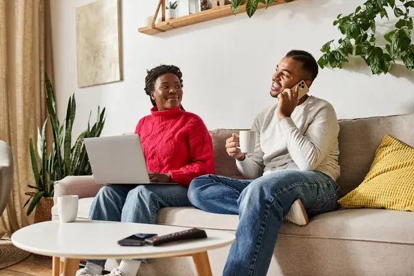 A happy couple enjoys quality time together in their cozy living room while staying warm. — Stock Photo