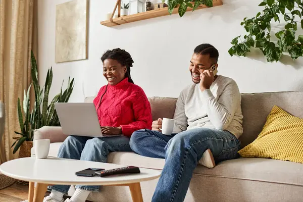 Ein glückliches Paar verbringt einen warmen Moment zu Hause und unternimmt an einem Wintertag gemütliche Aktivitäten. — Stockfoto