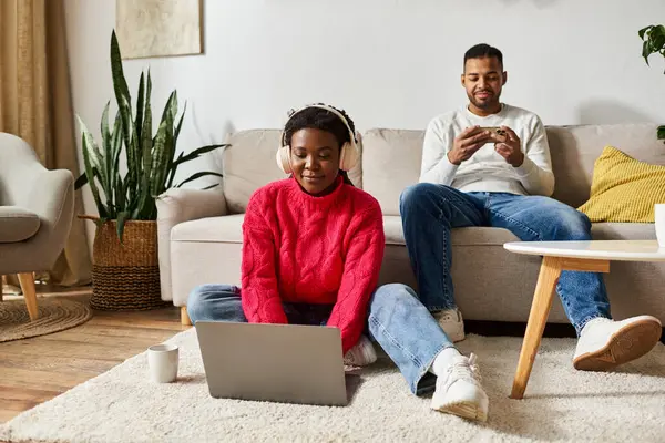 A joyful couple enjoys quality time together on a winter day in their cozy living room. — Stock Photo