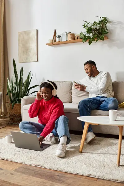 Un couple afro-américain joyeux profite de moments d'hiver confortables ensemble à la maison. — Photo de stock