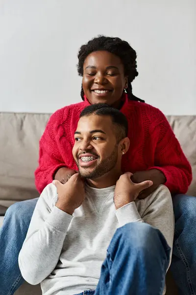 Couple heureux profite du temps de qualité ensemble à la maison, embrassant la chaleur de l'hiver. — Photo de stock
