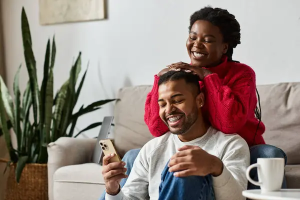 Ein Paar teilt Lachen und Freude im warmen Wohnzimmer im Winter. — Stockfoto