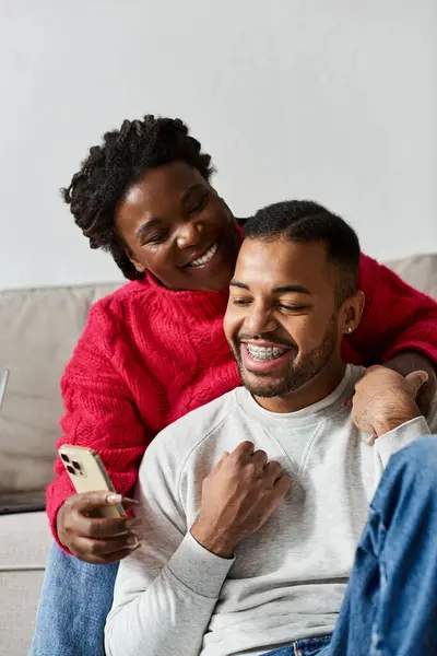 Um casal desfruta de vibrações de inverno acolhedoras enquanto compartilha risos e uma conexão calorosa em casa. — Fotografia de Stock