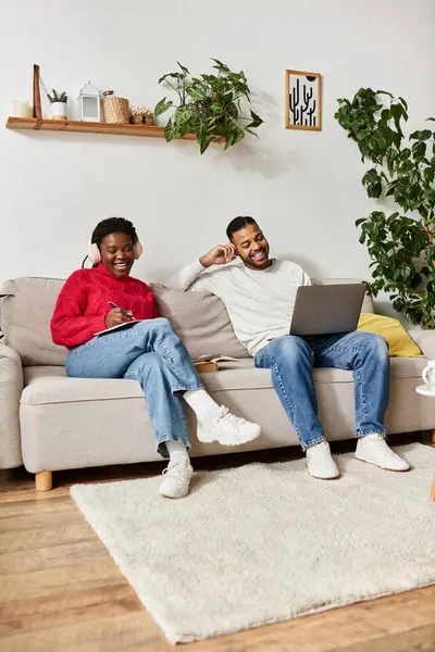 Couple enjoys each others company, sharing laughter and warmth in their cozy living room. — Stock Photo