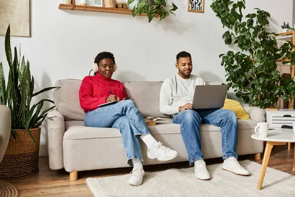 Ein glückliches Paar genießt die Zeit zu Hause, eingetaucht in die eigenen Aktivitäten an einem gemütlichen Wintertag. — Stockfoto