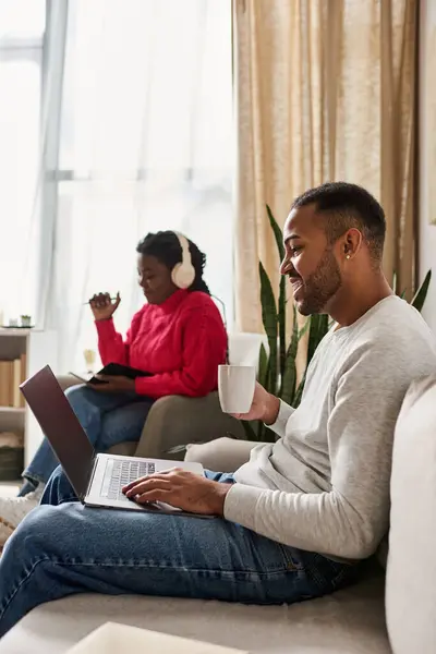 A joyful couple shares quality time in their warm living room while embracing the winter chill. — Stock Photo