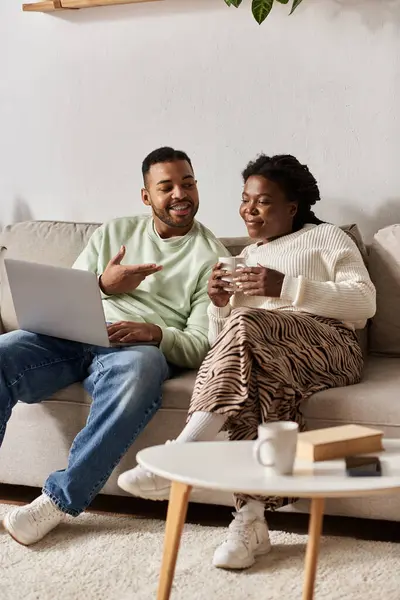 Un couple aimant profite de moments de qualité ensemble à la maison, enveloppé dans des pulls confortables pendant l'hiver. — Photo de stock