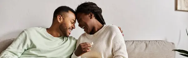 Una coppia felice condivide risate e amore mentre si gode il tempo di qualità insieme a casa. — Foto stock