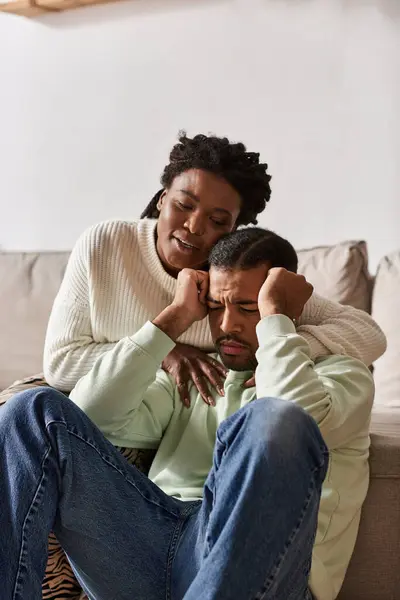 Afroamerikanisches Paar trägt im Winter warme Pullover, Frau tröstet ihren traurigen Partner — Stockfoto