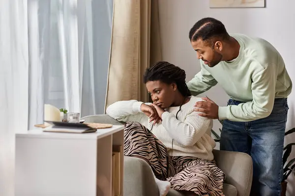 Afro-Américain réconfortant sa triste petite amie dans leur salon confortable — Photo de stock