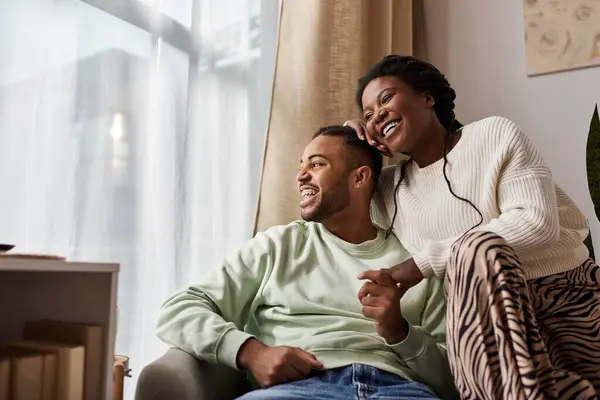 Ein Paar genießt die gemeinsame Zeit zu Hause, während es im Winter warme Pullover trägt. — Stock Photo