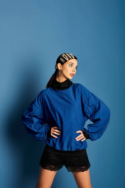 Stylish woman poses confidently in a blue ensemble, highlighting her modern fashion sense. — Stock Photo