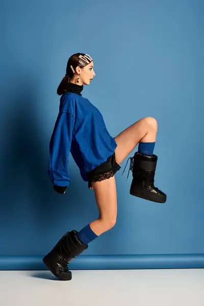A young woman confidently poses in fashionable clothing, expressing her unique style and attitude. — Stock Photo