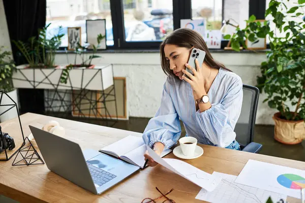 Mujer morena en una acogedora oficina discute el trabajo mientras disfruta del café y rodeado de plantas. - foto de stock