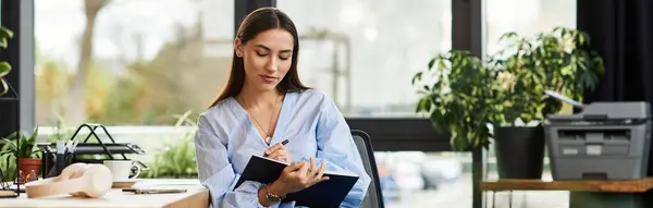 Brunette femme écrit des notes dans un carnet, entouré de lumière du soleil et de plantes inspirantes. — Photo de stock