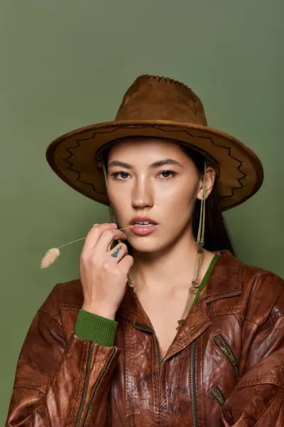 Beautiful young woman exuding confidence while wearing a stylish brown leather jacket and hat — Stock Photo