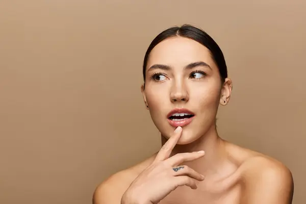 A young brunette woman with bright smile and thoughtful gaze warm the serene moment. — Stock Photo
