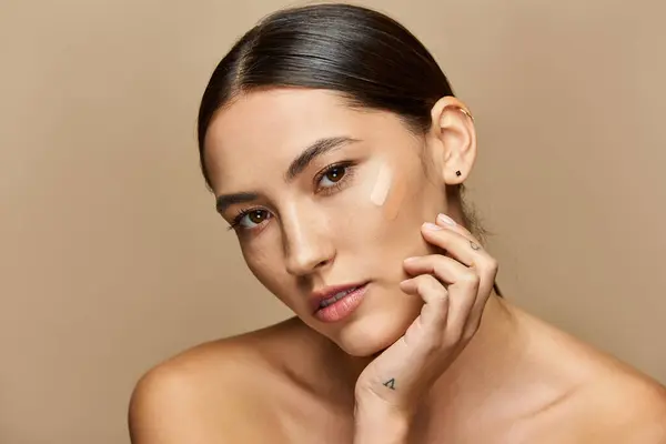 Impresionante joven mujer destaca su belleza natural con un delicado toque de maquillaje y elegancia. - foto de stock